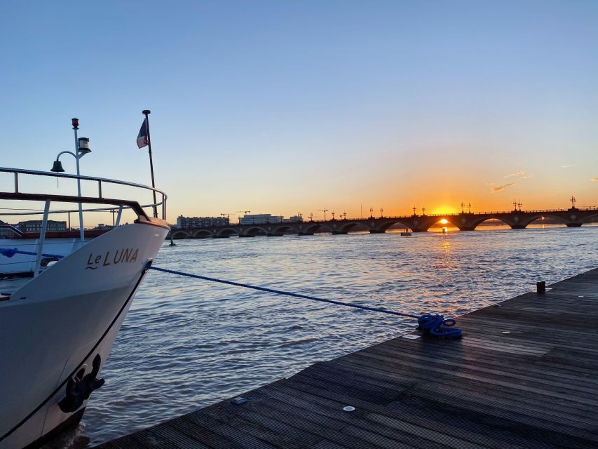 Aperitive guided cruise « Wine and Canelé » - Snacks beyond the included canelé: self-serve vending without the pressure