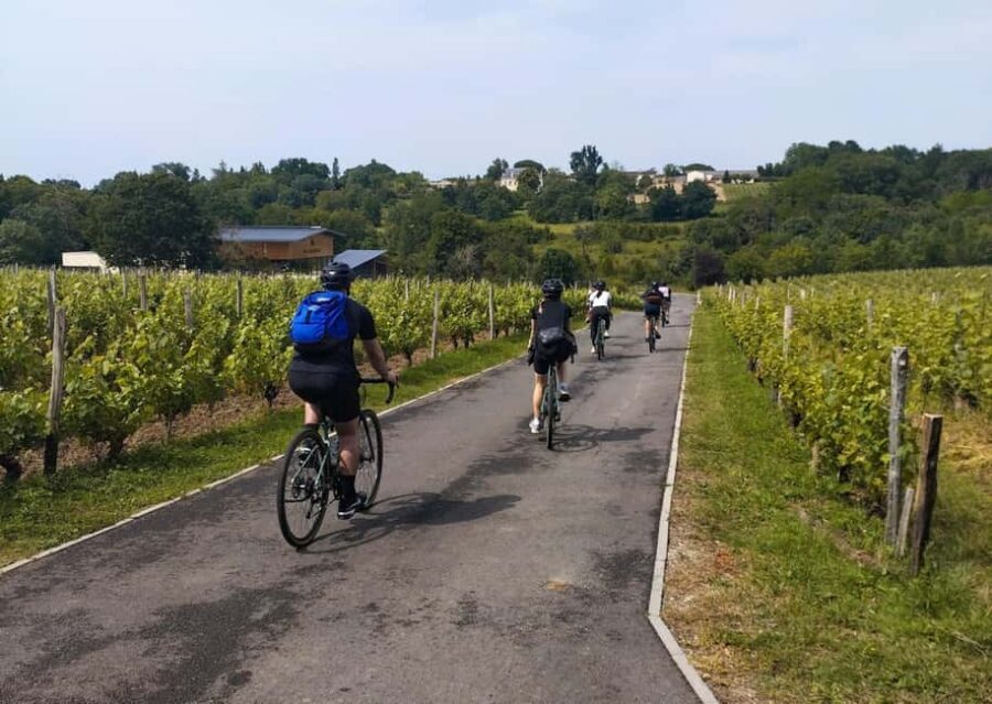 Bordeaux by Gravel Bike : Historic center & vineyards - Getting started in Chartrons: Véloce and a 16 Rue Notre Dame launch