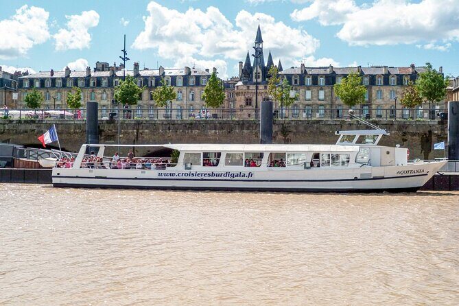 Bordeaux by the Water commented cruise - The onboard experience: comfortable boat, easy pacing
