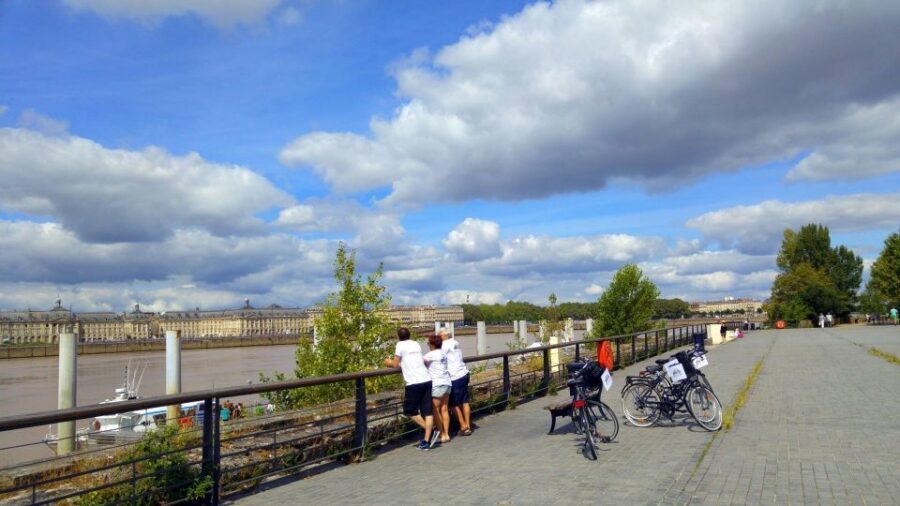 Bordeaux: Essentials 3-Hour Bike Ride - Key things that make this bike tour work
