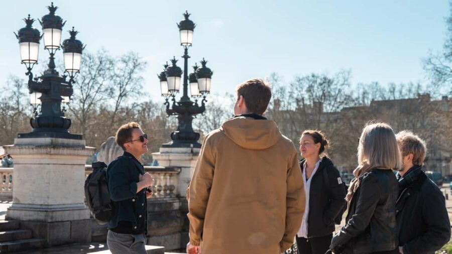 Bordeaux : Evening Food and Wine Tour with local delicacies - Bordeaux Monuments, Explained in Small Doses