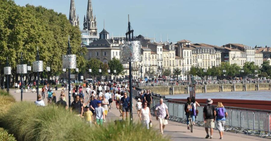 Bordeaux: Guided Walking Tour - Finding Your Guide at Cours du 30 Juillet