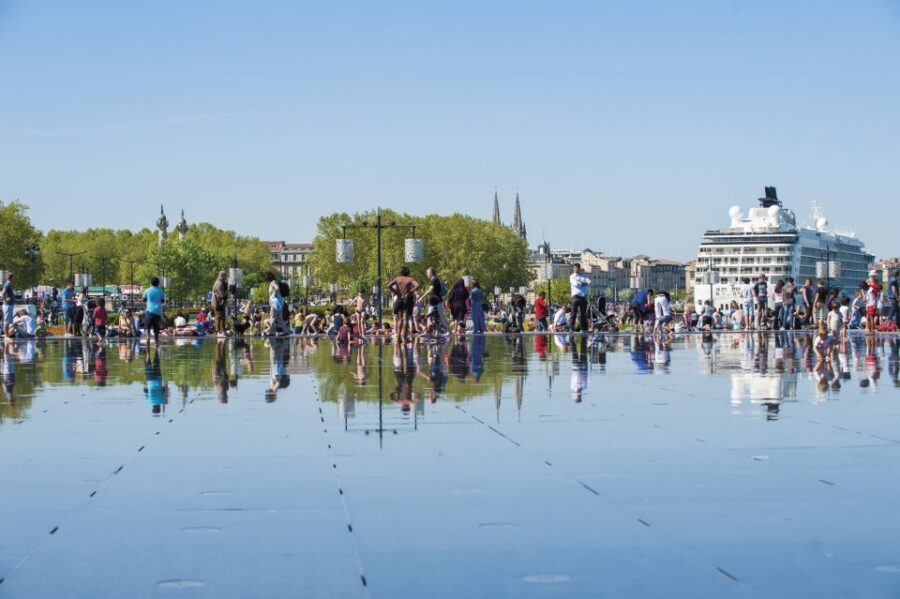 Bordeaux: Guided Walking Tour - The Old Town, Narrow Streets, and Small Shops