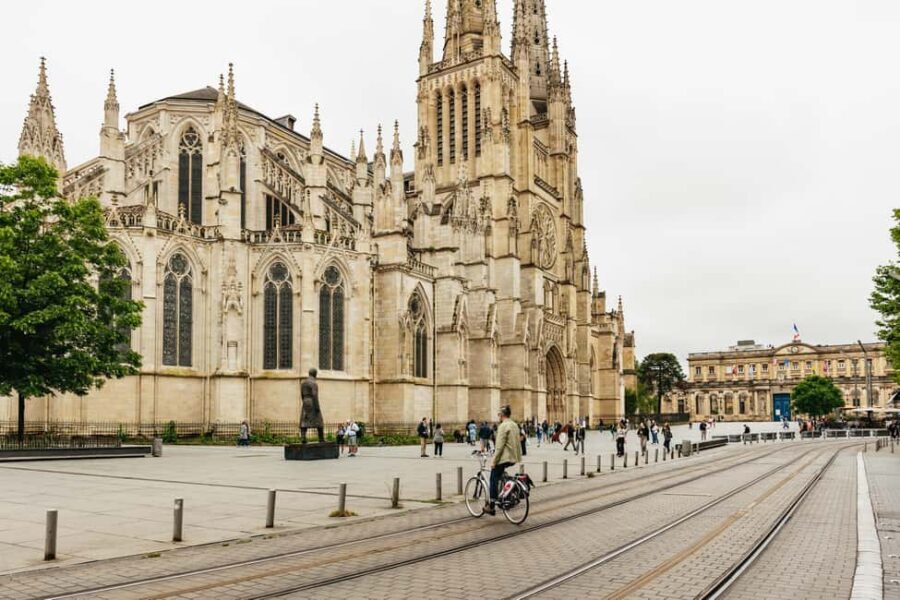 Bordeaux: Historic Center & Chartrons District Bike Tour - Chartrons on the river: street art, quays, and a neighborhood you can feel