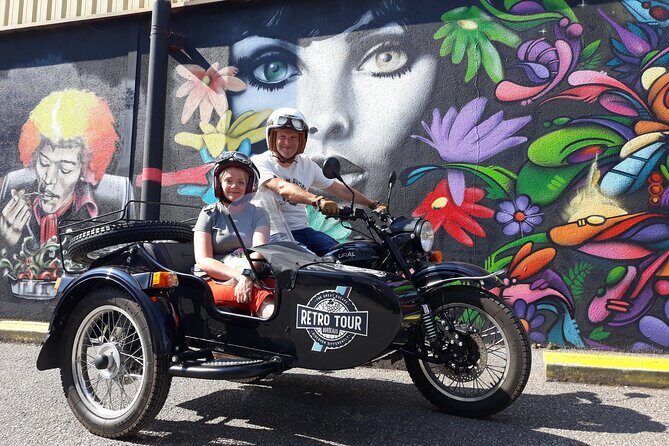 Bordeaux in 3 hours with tastings, in a private sidecar - From Quinconces to the Darwin skatepark: a quick start that sets the rhythm