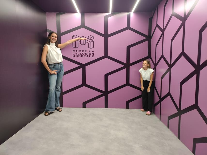 Bordeaux: Museum of Illusions Entry Ticket - The mirror room reality check (including the chance of waiting)