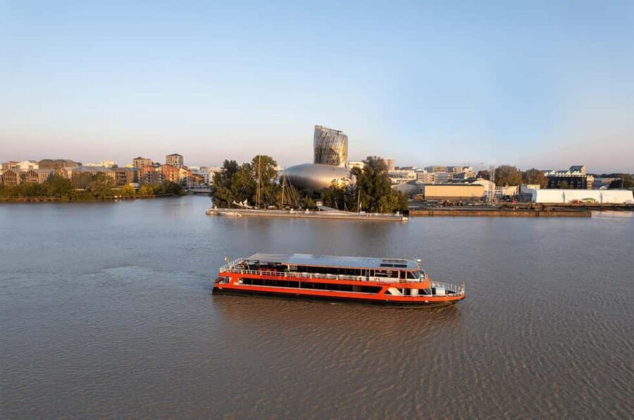 Bordeaux: River Cruise with Commentary, Wine and Canelé - The 11:00, 15:00, or 17:00 boarding: what 90 minutes really feels like