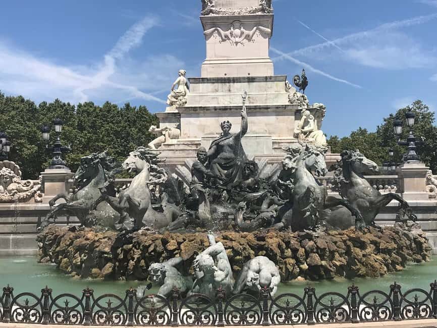 Bordeaux: Small group - Guided Walking Tour - Place de la Bourse and Miroir d’Eau: port commerce in one dramatic pause