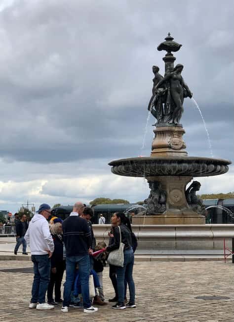 Bordeaux: Small group - Guided Walking Tour - Golden Triangle and the Grand Théâtre finale at Place de la Comédie
