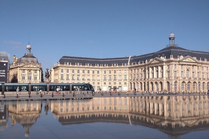 Early Bird City Tour - Nice morning walk in Bordeaux - Stop 4: Grosse Cloche (10 Minutes) One Monument, Clear Meaning