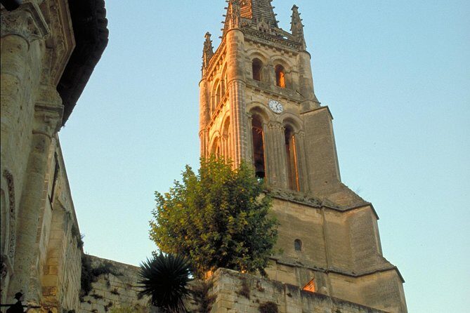 Full-day Saint-Emilion: Village, Undergrounds and Châteaux - Bordeaux to Saint-Émilion by coach: simple logistics, steady timing
