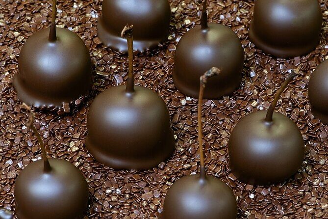 Gourmet tour of Bordeaux and its sweet specialties - Stop 1: Grosse Cloche and a signature Bordeaux landmark