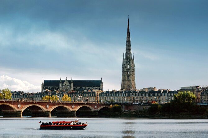 Guided cruise Bordeaux UNESCO - Place des Quinconces and Jacques Chaban-Delmas Bridge: the city grid from above the waterline