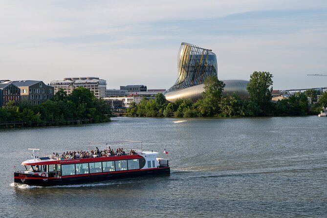 Guided cruise Bordeaux UNESCO - Board at Quai Richelieu: simple logistics and onboard comfort