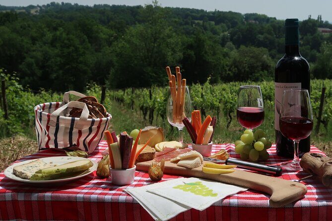 Private 2cv tour in the vineyards and Wine tasting - A 2CV ride in Bordeaux countryside changes the whole pace