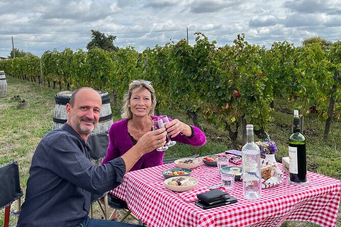 Private 2cv tour in the vineyards and Wine tasting - Cecilia in the driver’s seat: what a private host changes