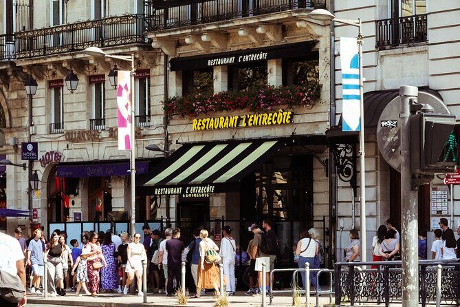 Private Bordeaux History Tour with a glass of Bordeaux wine. - Place du Palais and Porte Cailhau: planned power in stone