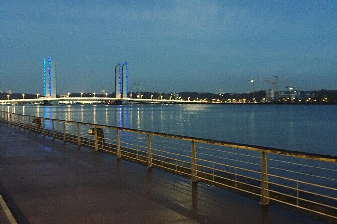 Professional - Bordeaux Wine and Cheese Tasting with a walking tour - Twin houses and foreign merchants: the Bordeaux clue most people miss